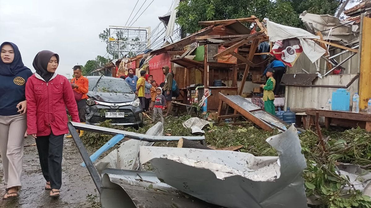 FOTO-FOTO Akibat Angin Puting Beliung Di Perbatasan Bandung - Sumedang ...