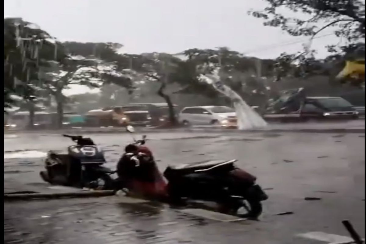 Screenshot video Curah Hujan Tinggi disertai Angin Kencang / twitter/@Humairah