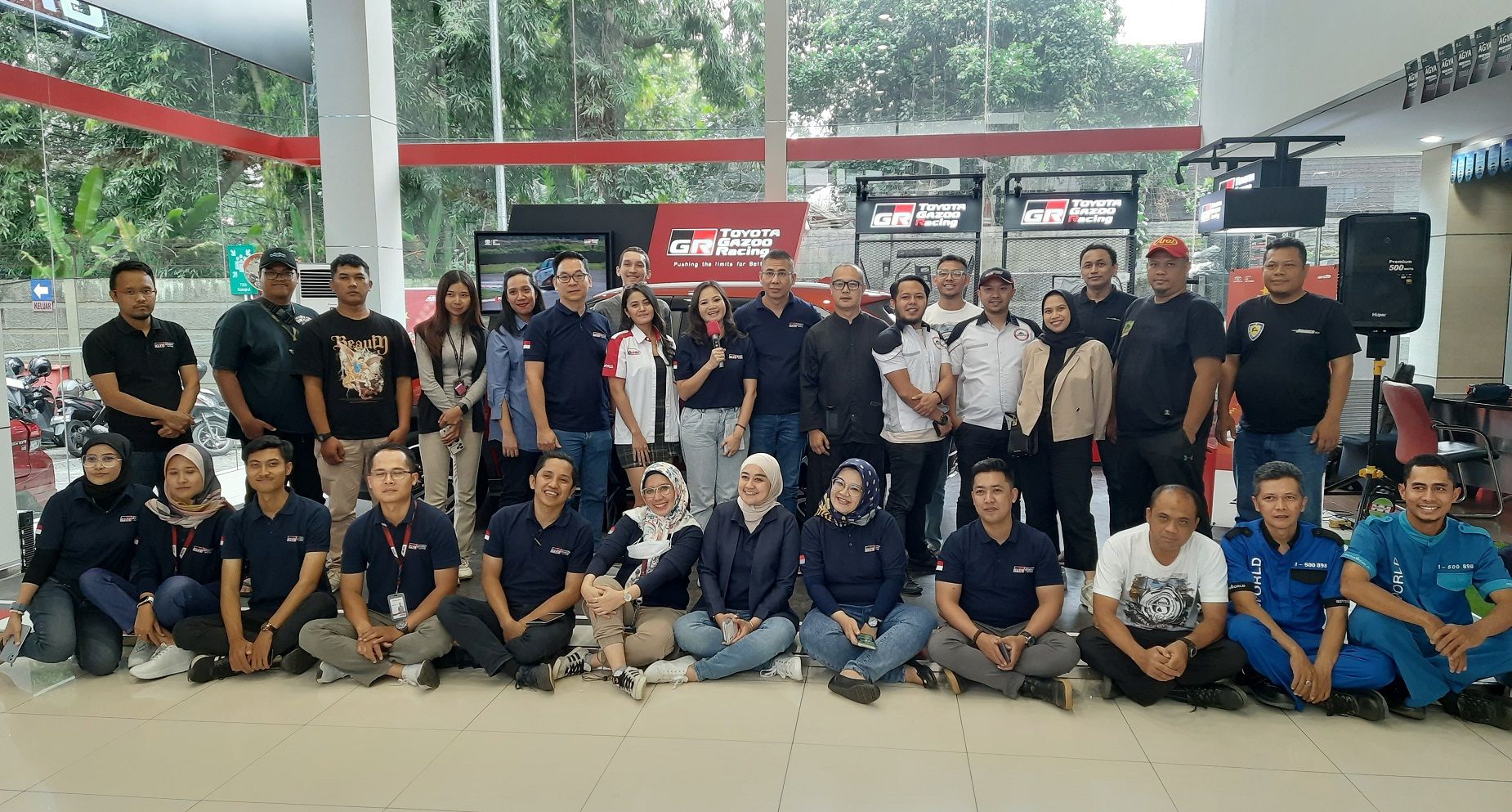 Kehadiran anggota komunitas pengguna Toyota membuat meriah acara Semarak GR Zone Auto2000 Setiabudi Bandung.*/  