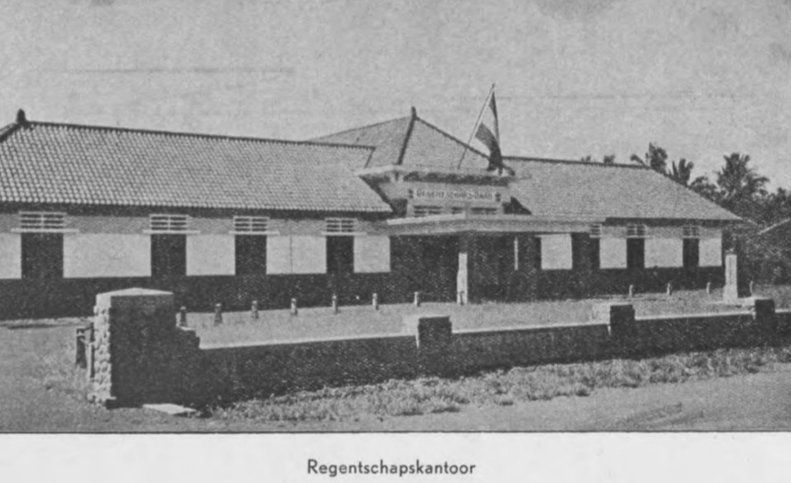 Gedung Regentschapraad Garoet, gedung ini merupakan Dewan Kabupaten Garut pada masa penjajahan Belanda.