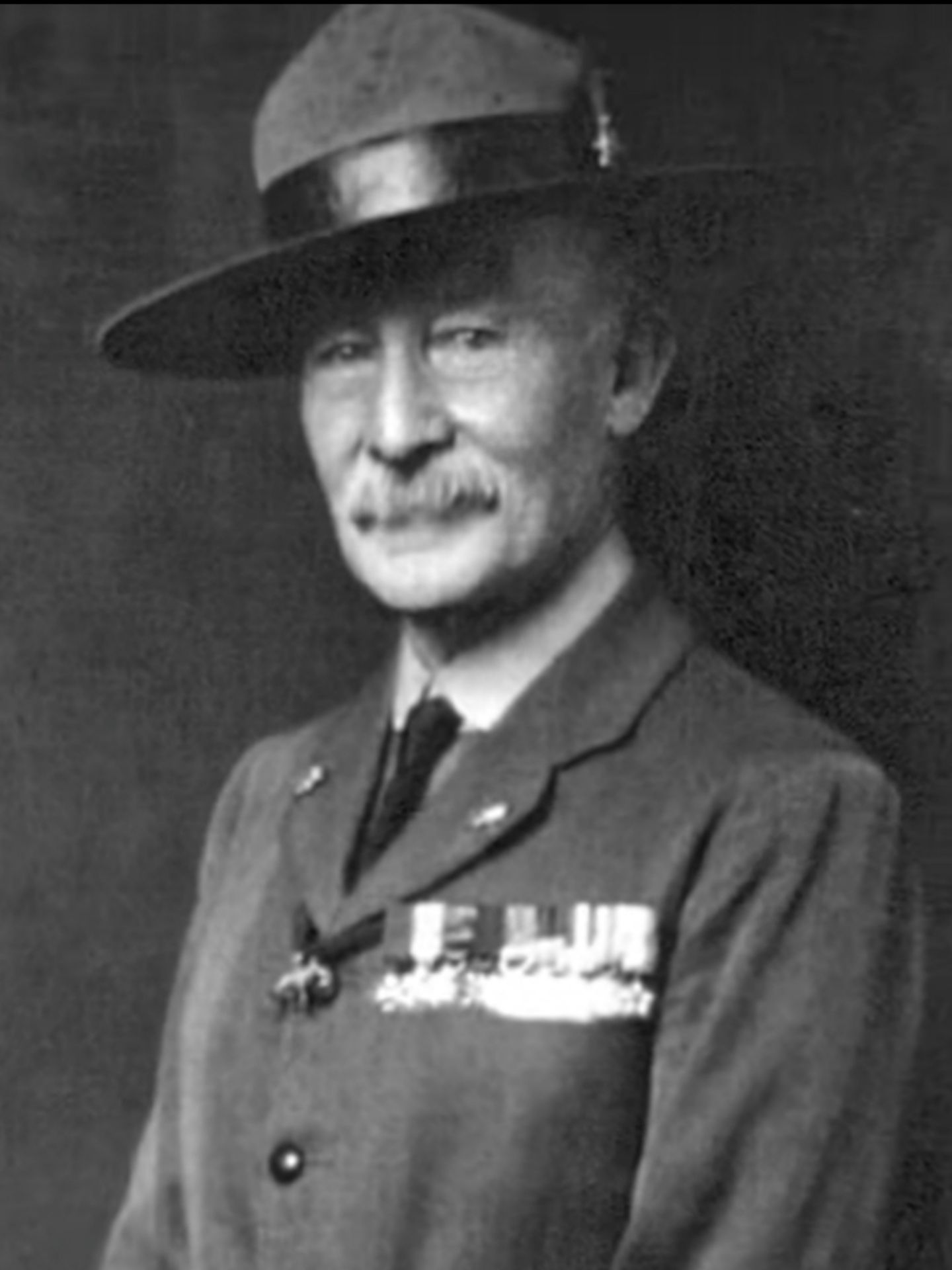 Baden Powell. Baden Powell dikenal sebagai Bapak Pandu Sedunia yang lahir pada tanggal 22 Februari 1857