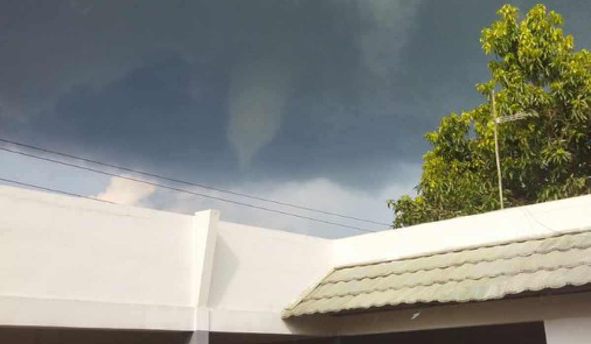 Peneliti BRIN, Erma Yulihastin menyebut, badai Tornado menerpa wilayah Rancaekek kemarin merupakan kejadian pertama kali di Indonesia.