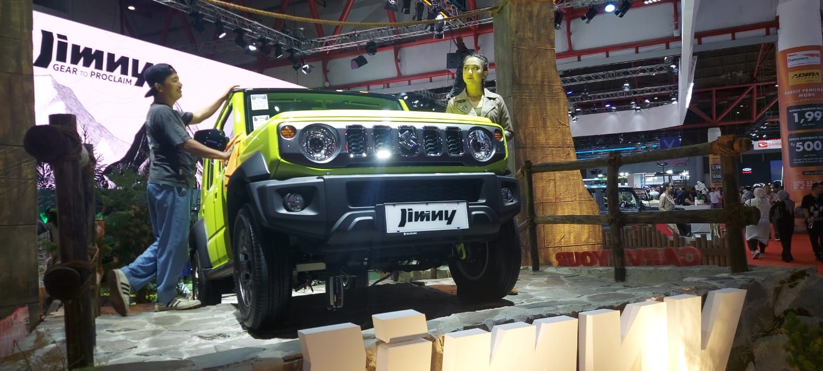 Suzuki Jimny modifikasi dipamer di ajang IIMS 2024.