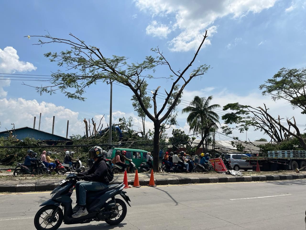 Salah satu titik kemacetan di Jalan Raya Rancaekek-Garut pascabencana angin puting beliung, Kamis, 22 Februari 2024.