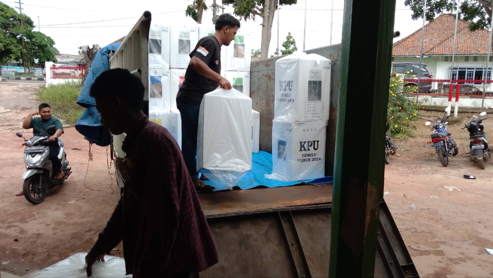 Pengangkutan surat suara dari Gedung KONI Bangka Selatan pada Jum'at (23/2) sore 