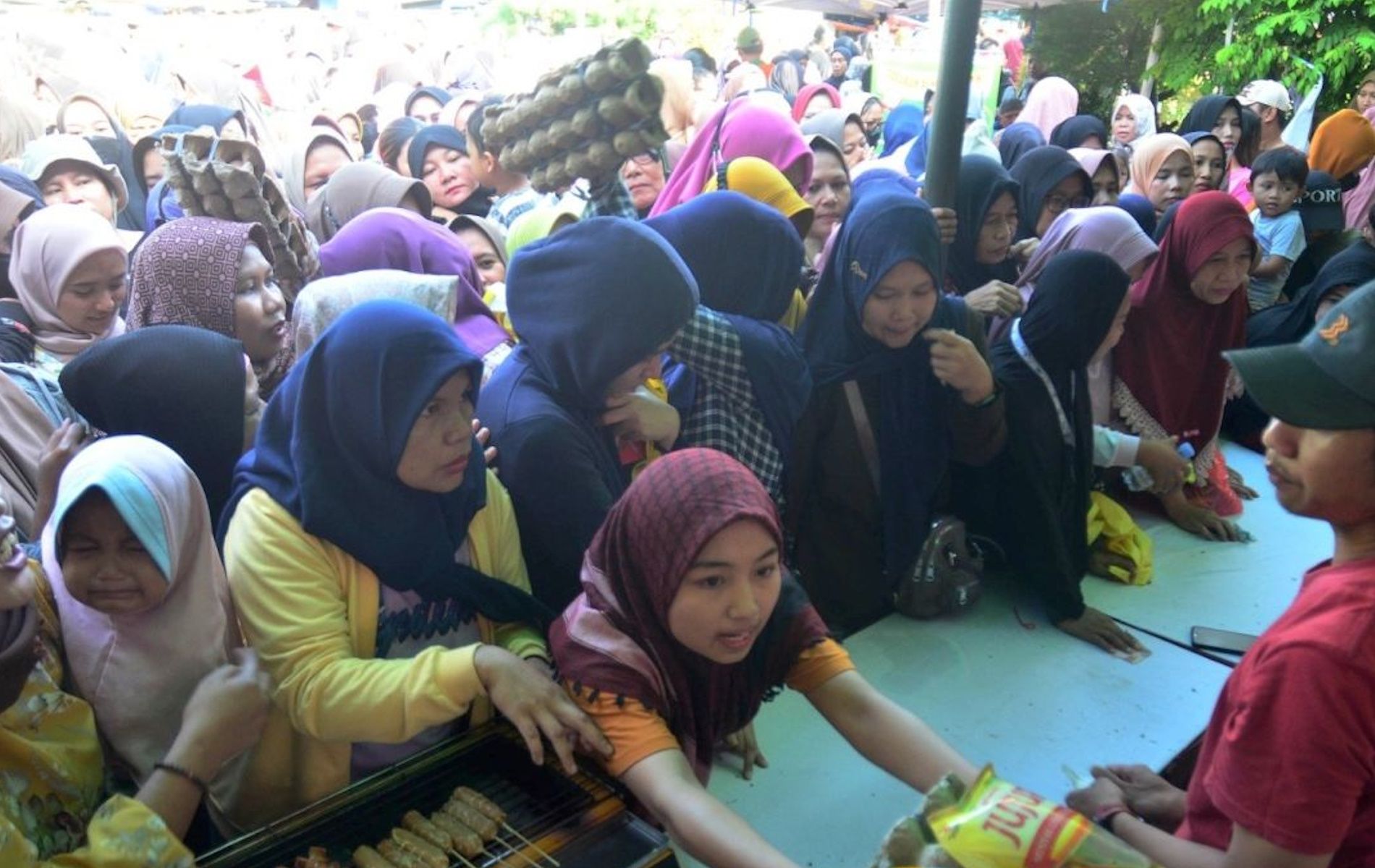 Pemkab Bogor menggelar Gerakan Pangan Murah Keliling di Cibinong, Kabupaten Bogor, Jawa Barat.