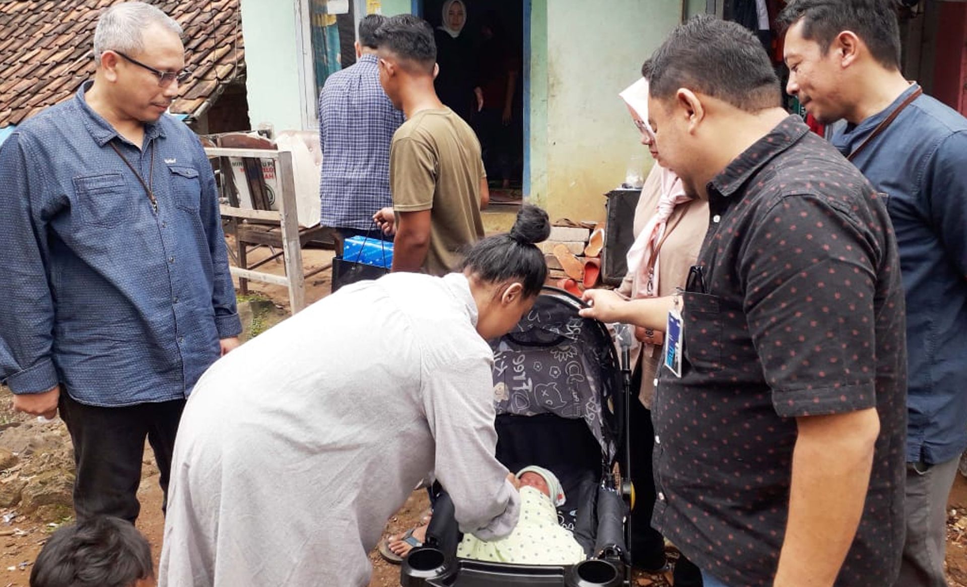 Penyerahan bantuan dari pihak BRI untuk keluarga Febrian Saputra Brimola yang lahir di BRI Subang.