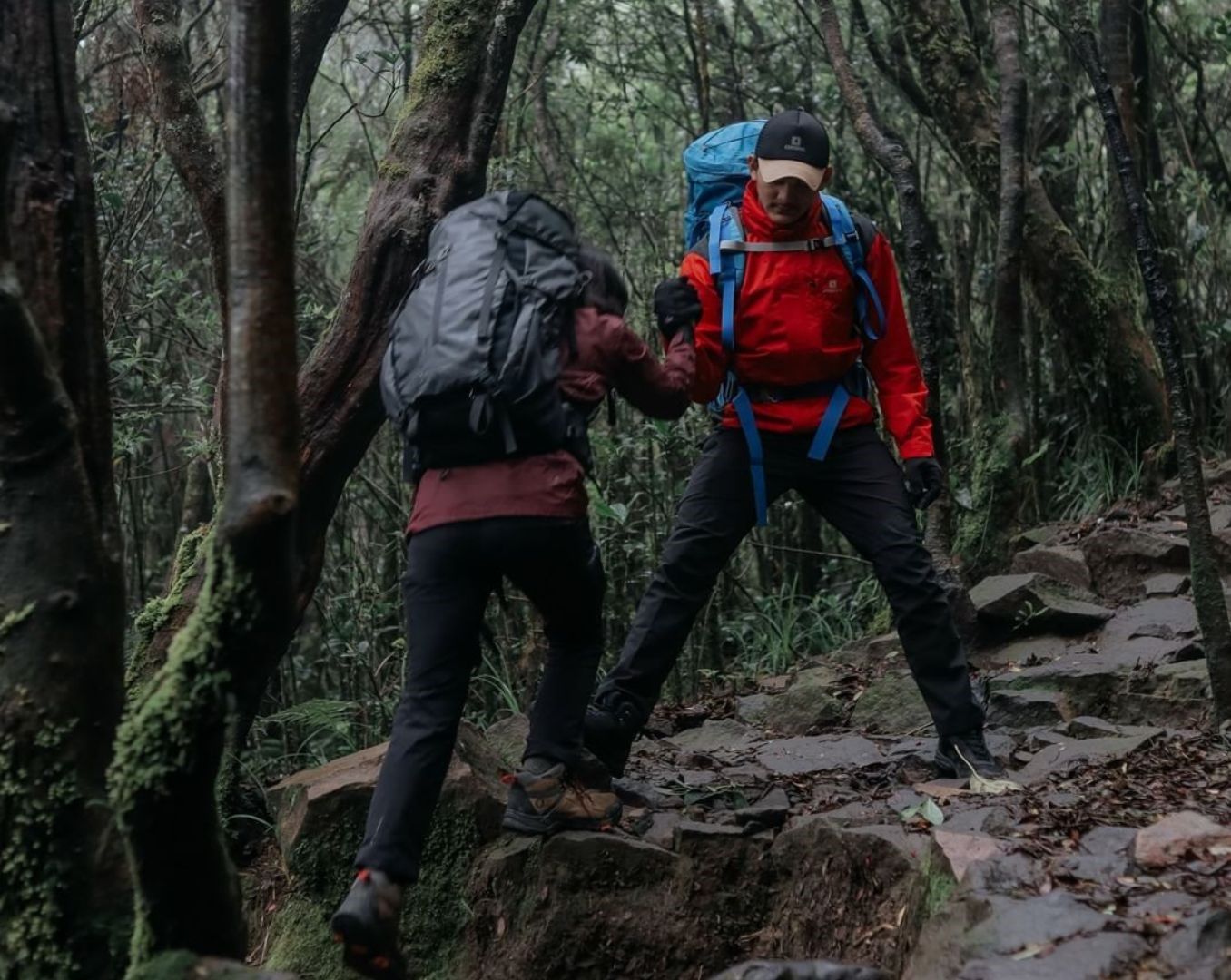 Keuntungan mendaki bersama adalah adanya rekan yang membantu saat kesulitan./ Instagram/ Consina Official