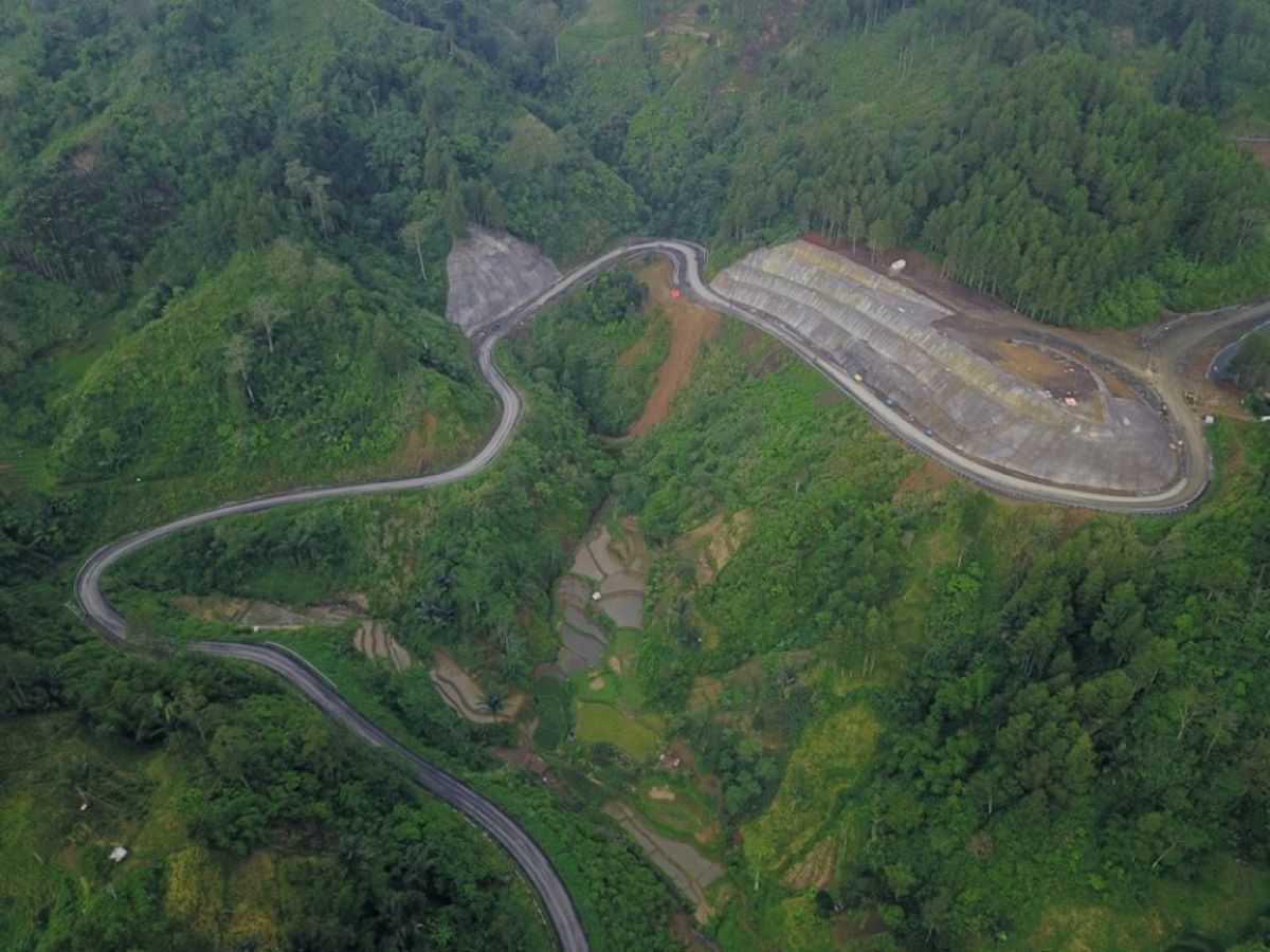 Akses jalan sepanjang 30 km dengan lebar 12 m dibangun untuk menghubungkan Jalan Saguling menuju ke lokasi proyek