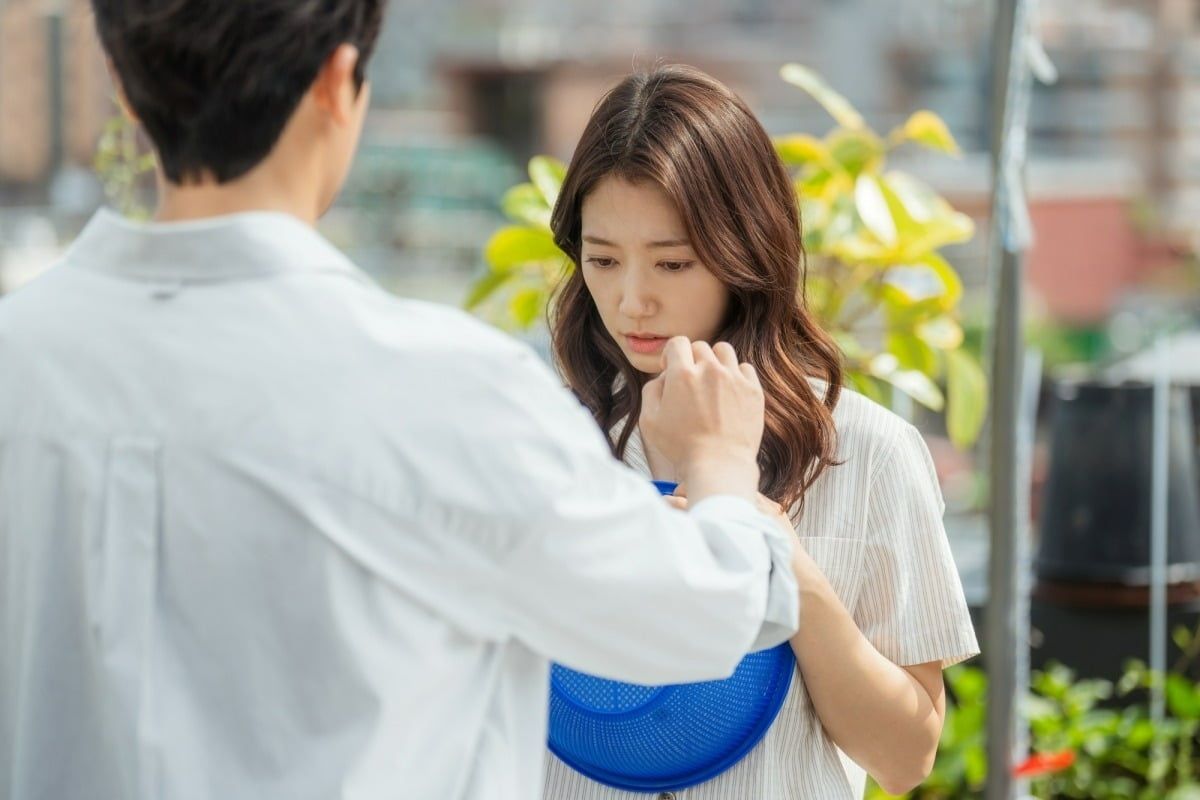 Spoiler drama Doctor Slump episode 9, Yeo Jung Woo dan Nam Ha Neul berrbagi pertemuan canggung sebagai mantan.
