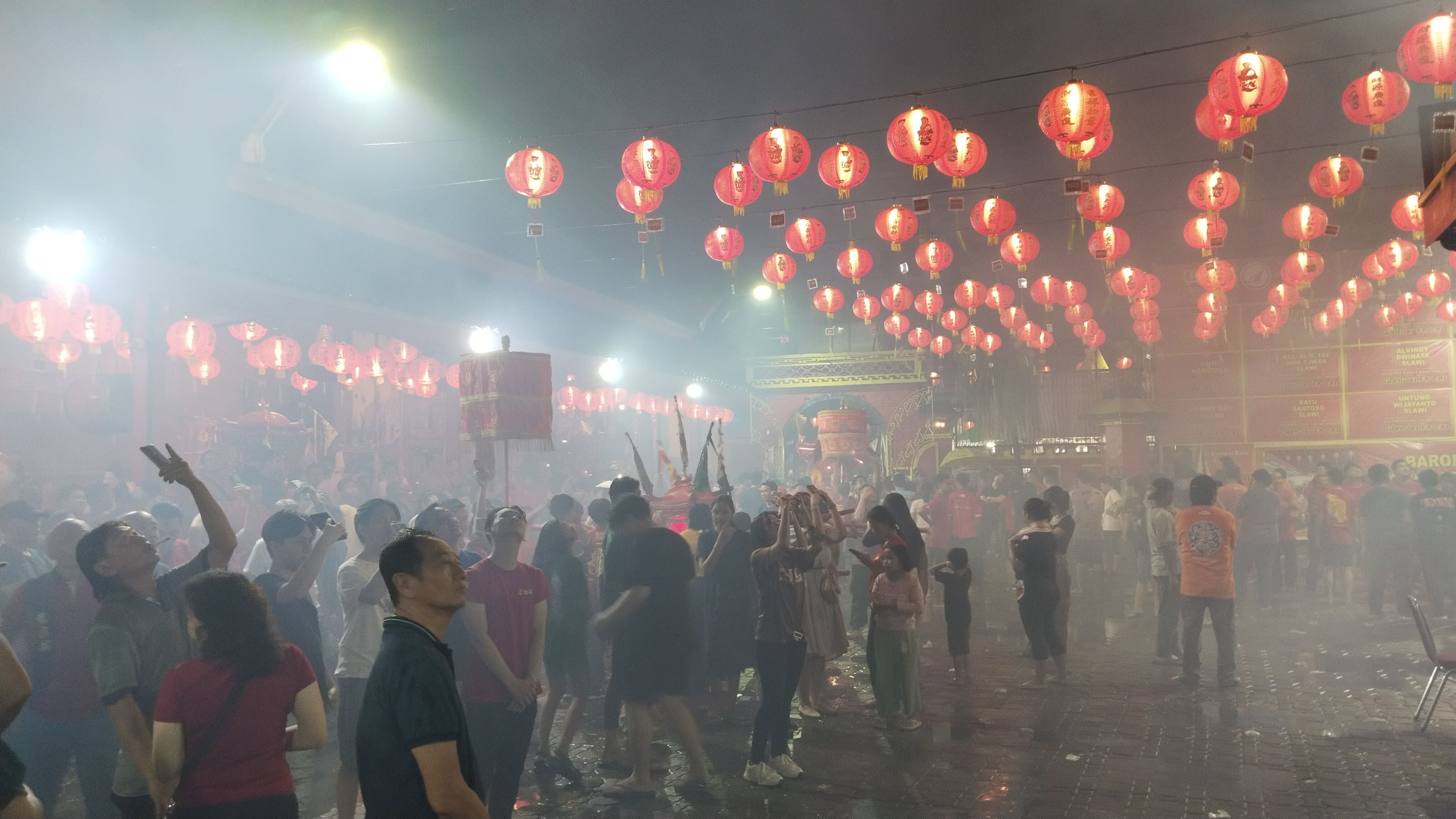 Ditengah guyuran hujan, ratusan warga tetap antusias menyaksikan kirab Toa Pe Kong di Klenteng Hok Ie Kiong Slawi. 