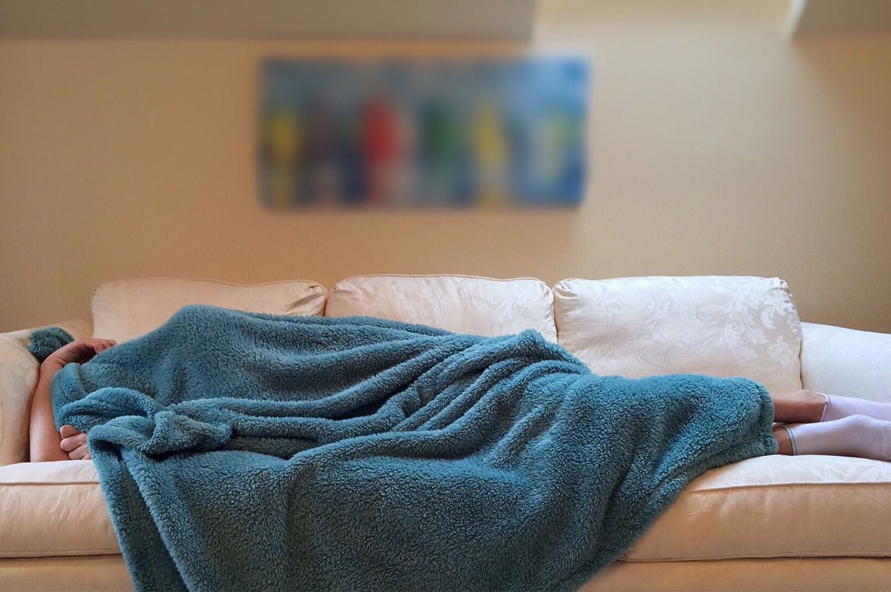 Ilustrasi seseorang yang tidur di sofa.