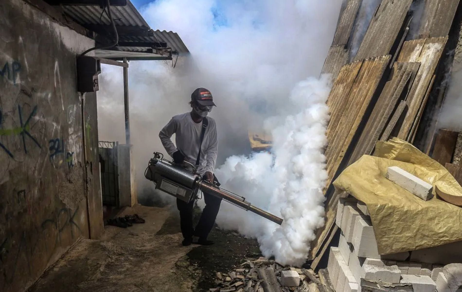 Petugas melakukan pengasapan di pemukiman warga di Kota Depok, Jawa Barat, Minggu (9/1/2022), untuk memberantas nyamuk penular virus penyebab demam berdarah dengue (DBD).