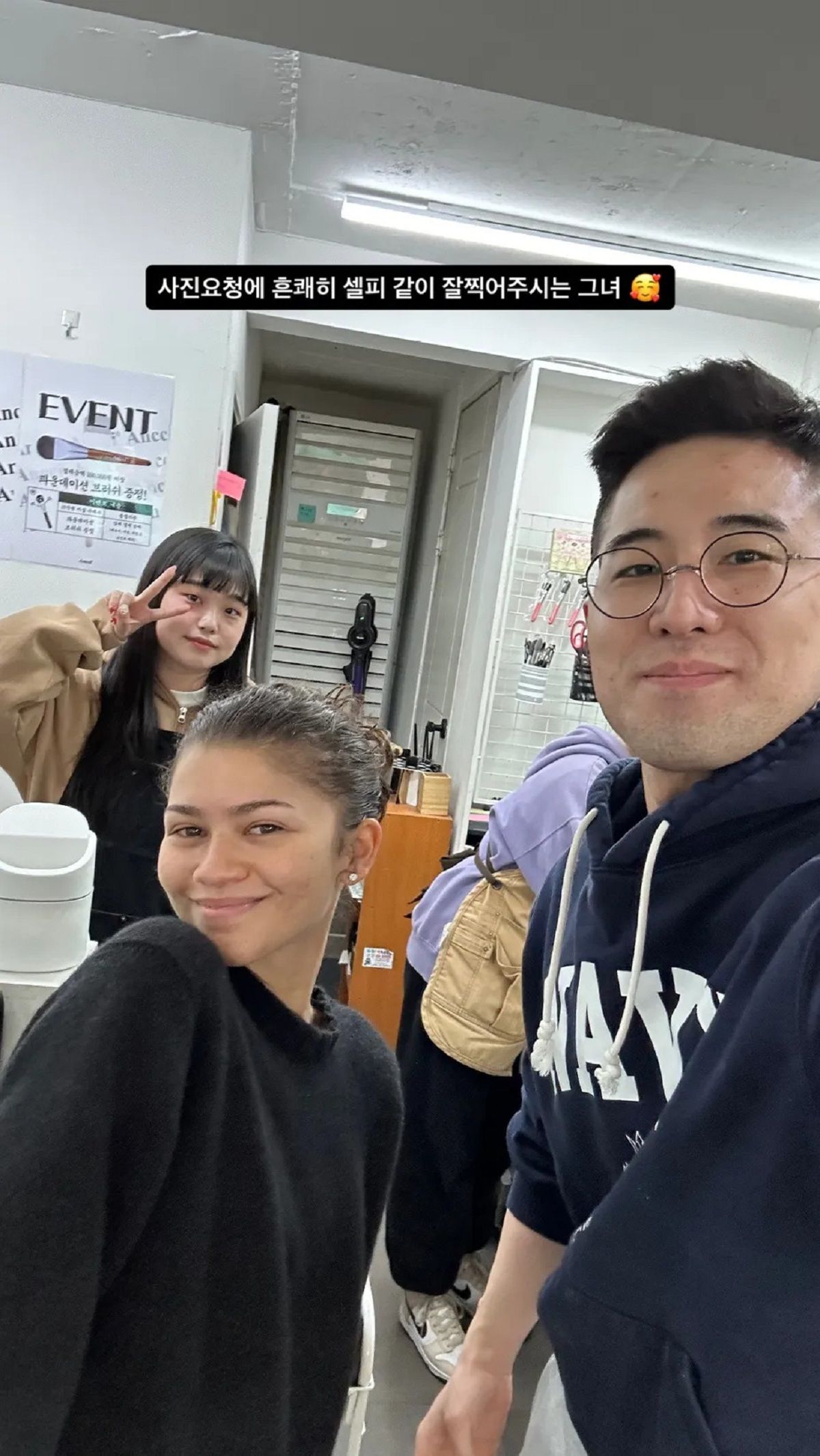Zendaya selfie dengan penjaga toko kosmetik di Korea Selatan.