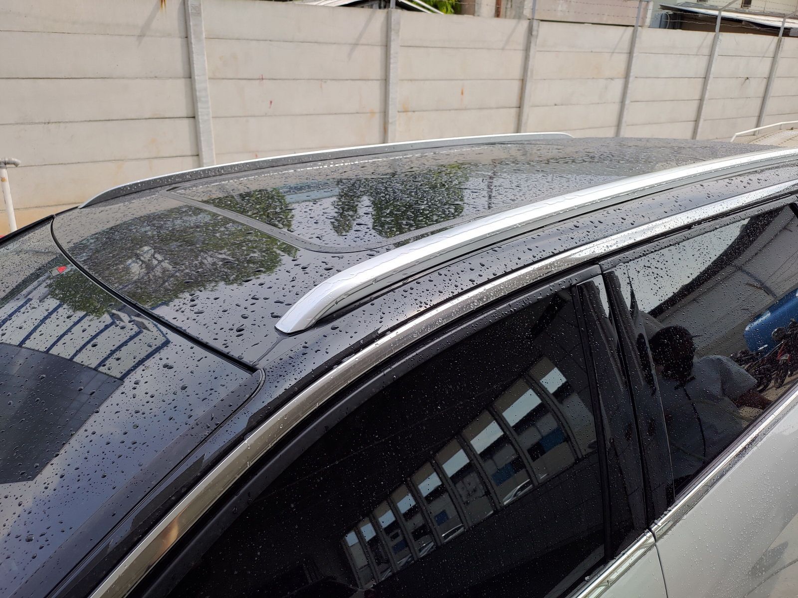 Langsung keringkan seluruh bagian mobil setelah dicuci atau terkena hujan.*/  