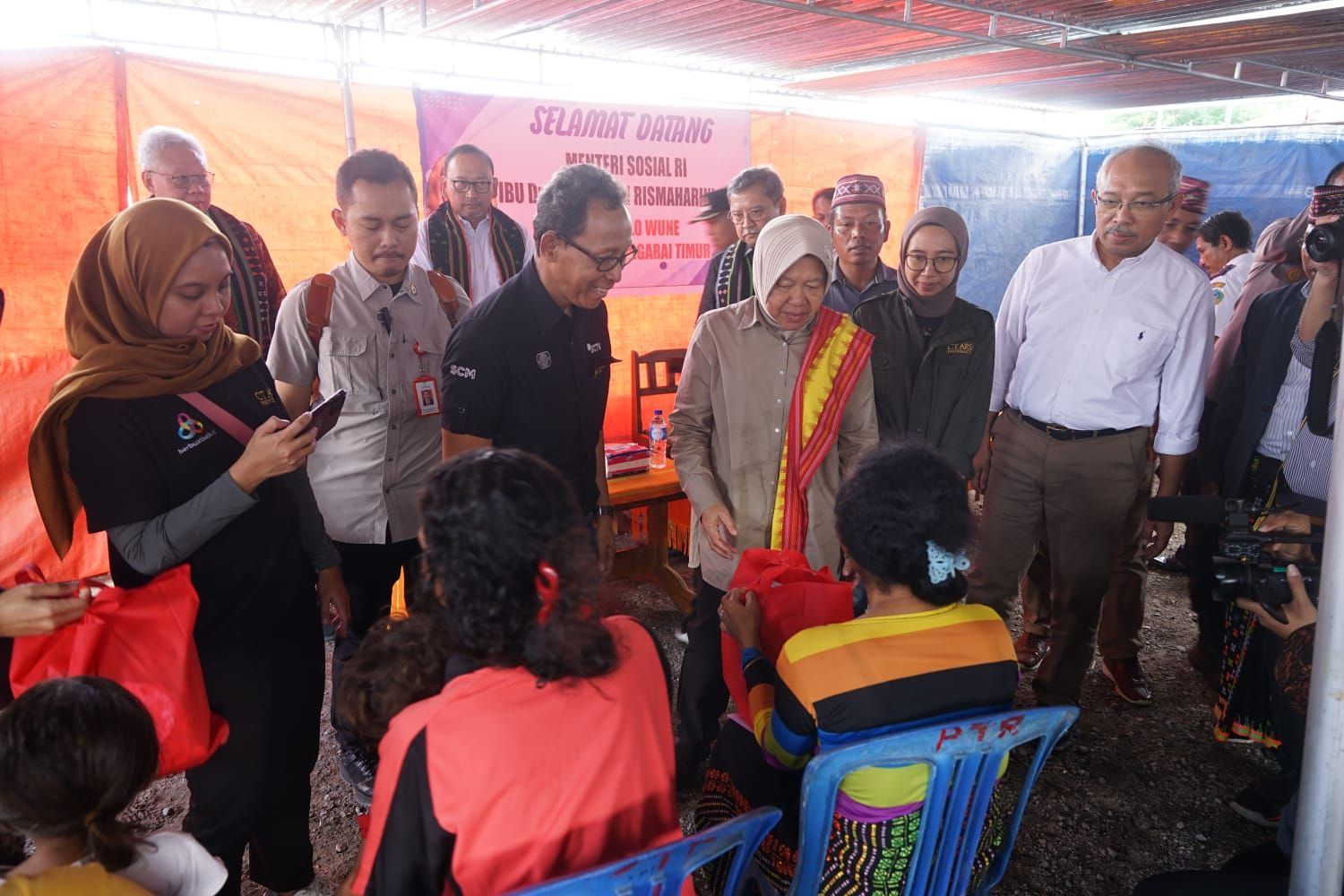 Mensos Risma saat berdialog dengan warga di Desa Golo Wune