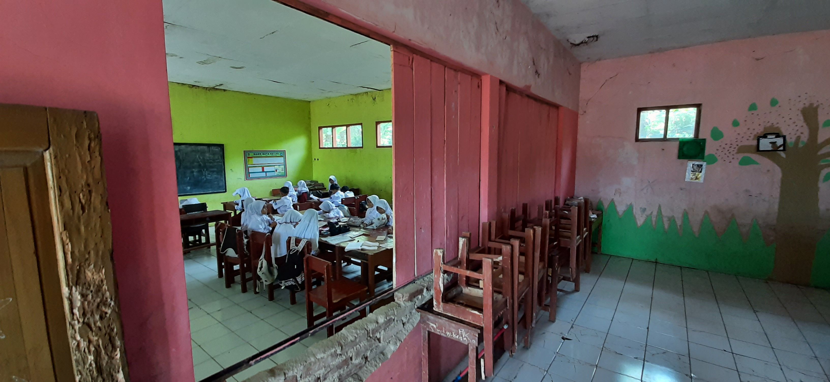 Siswa belajar di ruangan kelas yang sudah rusak di SD Negeri Cintalaksana, RT/RW 01, Desa Cirawamekar, Kecamatan Cipatat, Kabupaten Bandung Barat, Senin, 19 Februari 2024.  