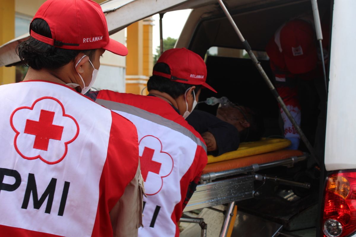 Satgas Relawan Markas PMI Pasaman Barat, memeragakan tahapan pertolongan pertama (PP) yang menjadi salah satu respon darurat Pasbar Siaga Call Centre 112