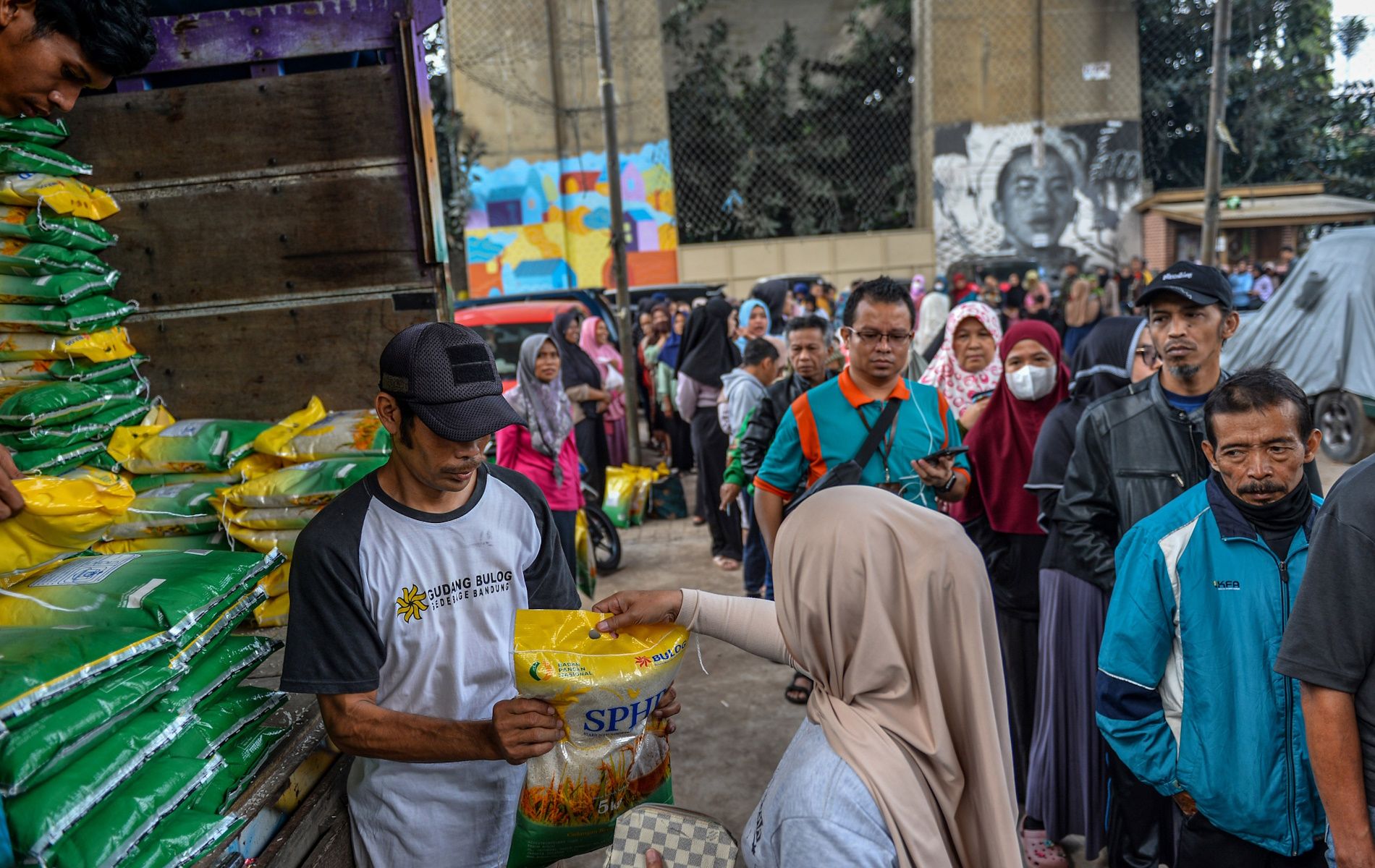 Warga membawa beras saat pasar murah beras Stabilisasi Pasokan dan Harga Pangan (SPHP) Bulog Siaga di Cimanggu Barata, Kelurahan Kedung Badak, Kota Bogor, Jawa Barat, Jumat (23/2/2024).