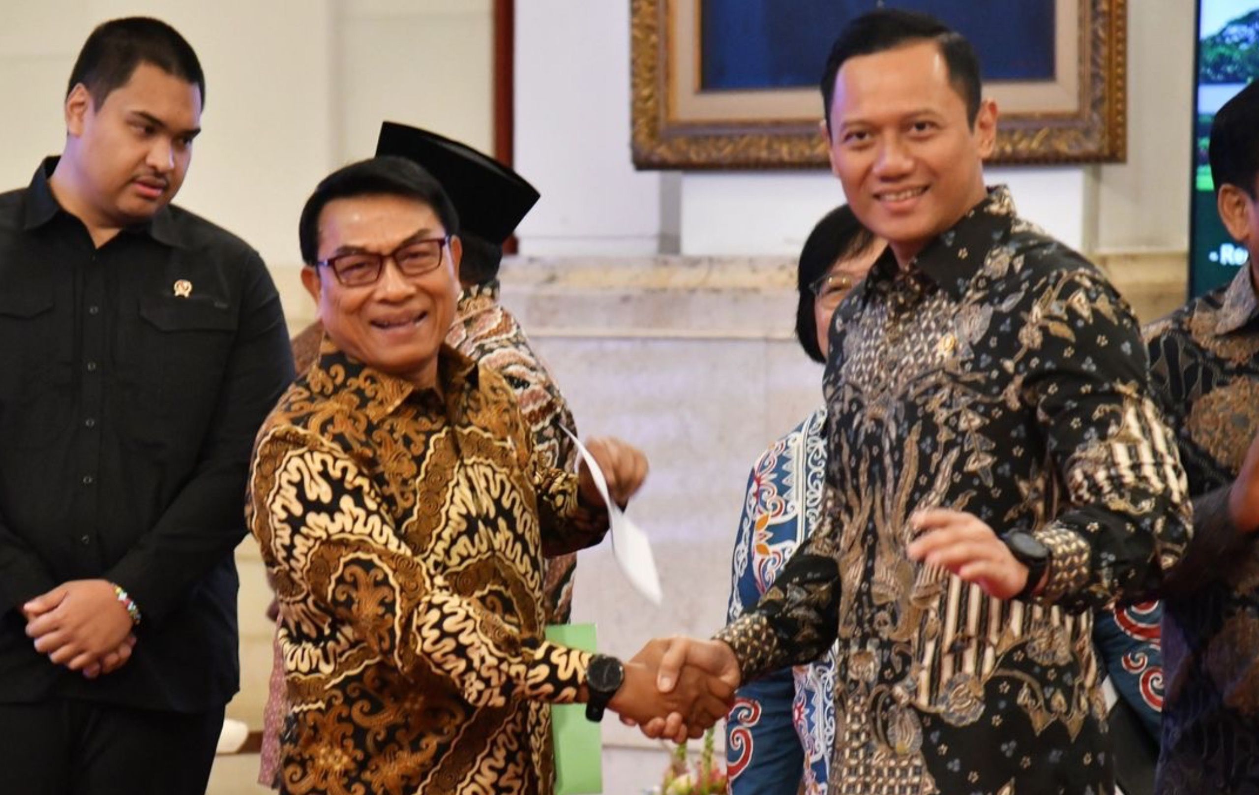 Momen Moeldoko dan AHY Berjabat Tangan, Jadi Sorotan di Istana Negara Jakarta./Foto: instagram.com/ @sekretariat.kabinet