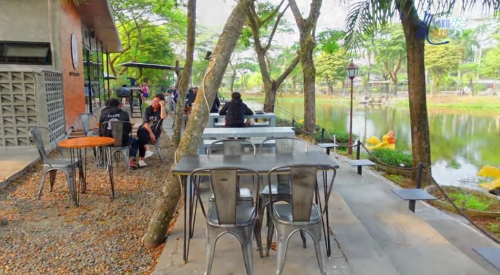 Danau Teduh Cafe, tempat kuliner asri cozy di Citra Raya Kabupaten Tangerang Banten/tangkapan layar youtube/channel Mlaku Mlaku Yuuk
