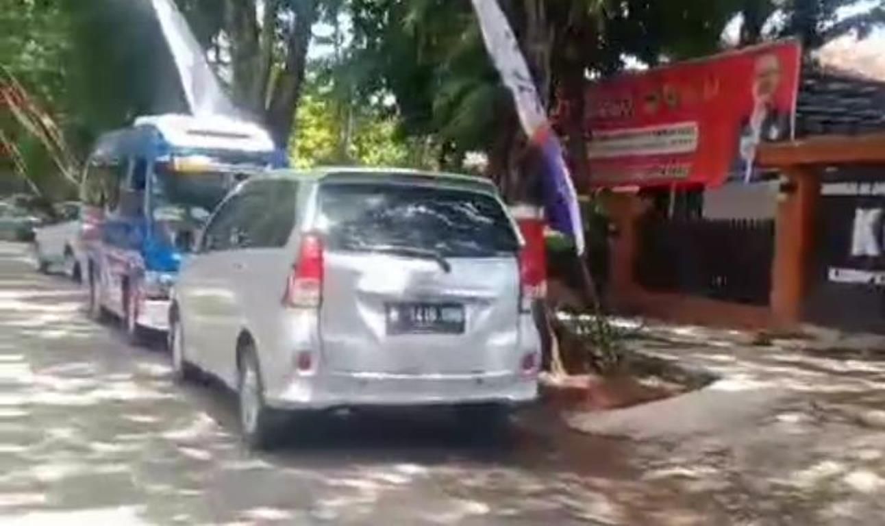 Terlihat kendaraan yang parkir di zona terlarang di Jalan P Tendean Purwodadi.
