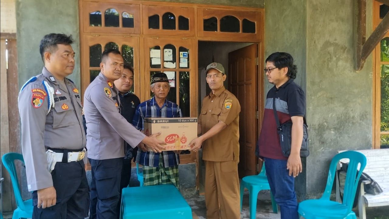 Kapolsek Tegowanu, AKP Danang Essanto saat memberikan bantuan sembako kepada keluarga almarhumah Nur Puji Mulyati.