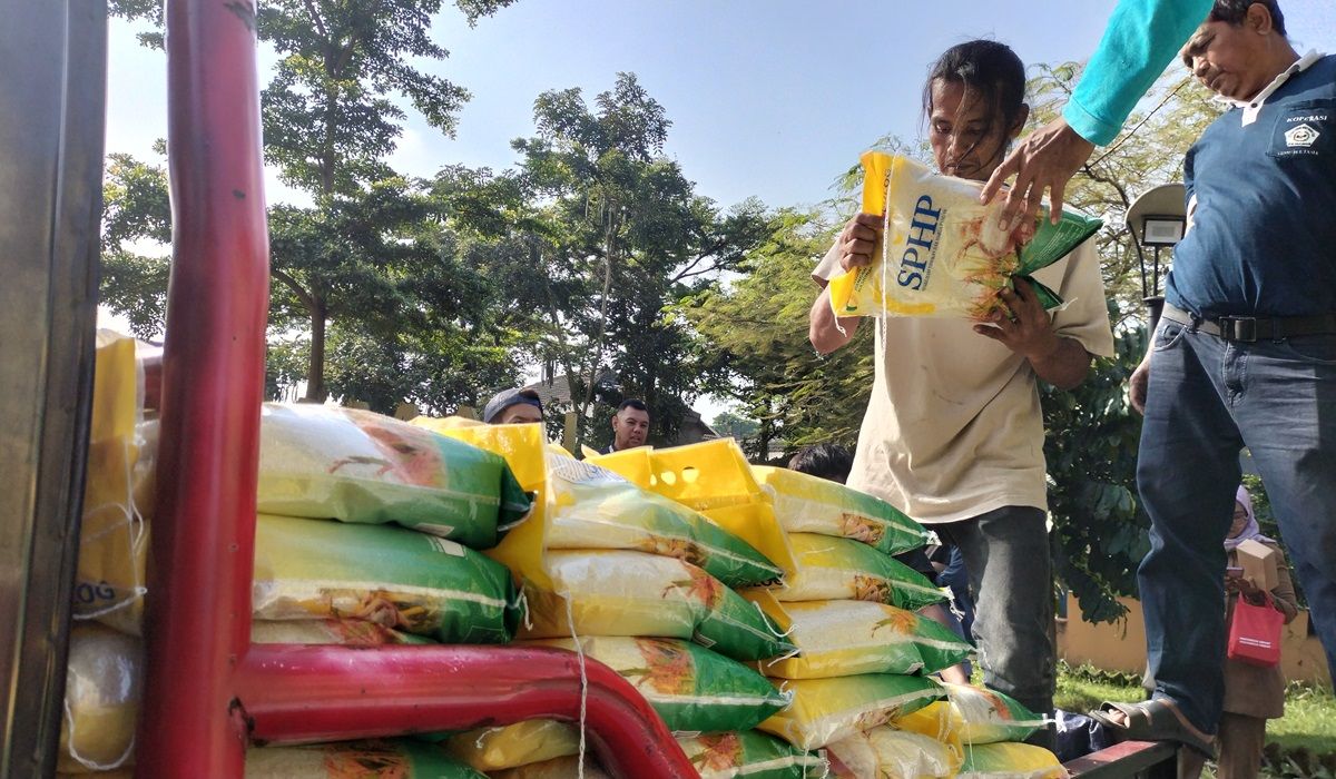 Warga menerima beras murah SPHP di Cimahi.
