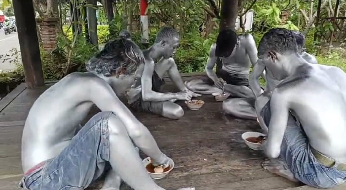 Manusia Silver yang keleleran di Denpasar karena tak punya kerjaan sedang makan bakso traktiran Kapolsek Dentim Senin 26 Februari 2024.