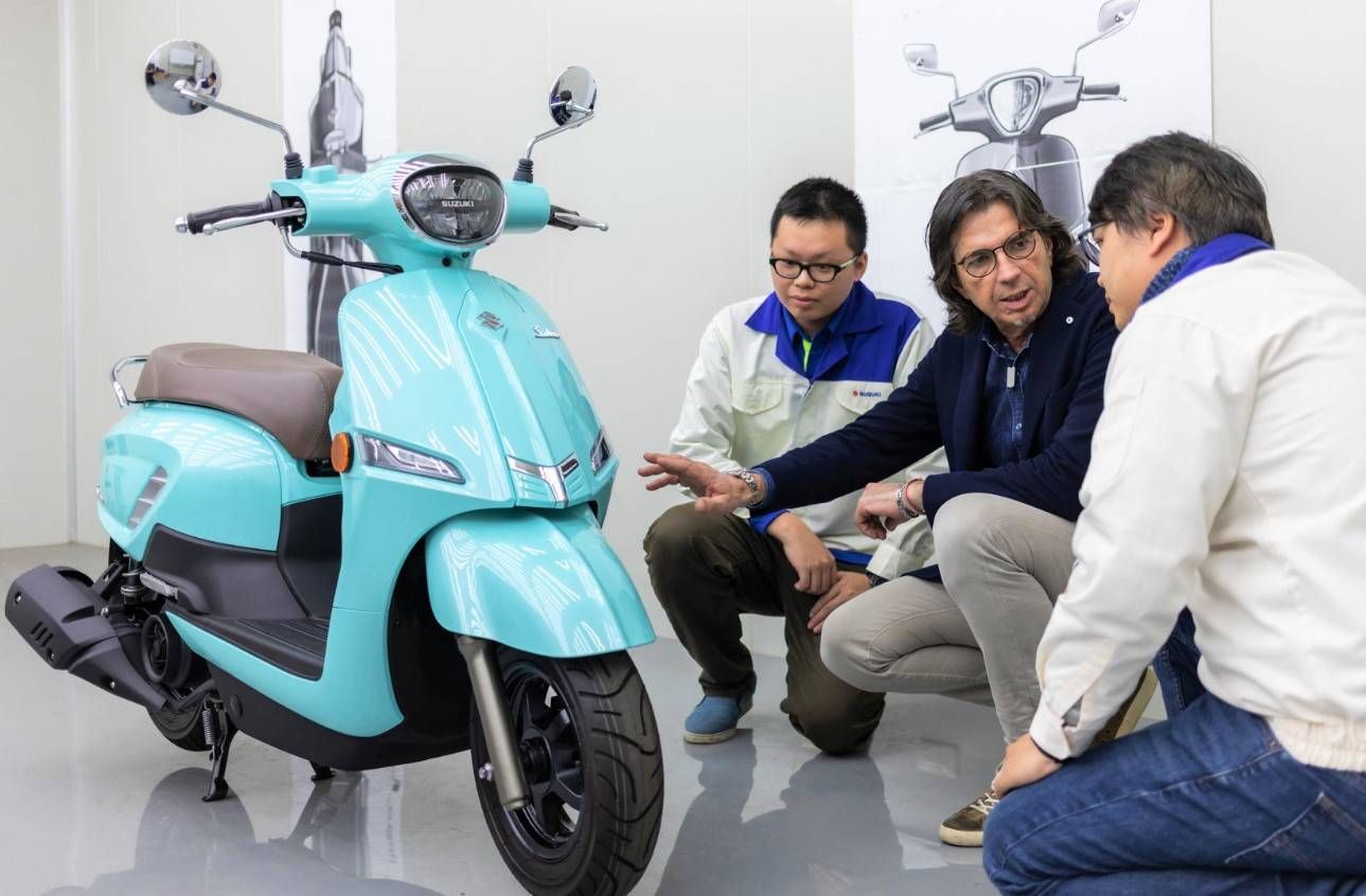 Membayangkan kemungkinan Suzuki membawa Saluto 125 ke Indonesia dengan harga yang menggiurkan tentu saja menjadi pembicaraan hangat di kalangan penggemar otomotif Tanah Air.