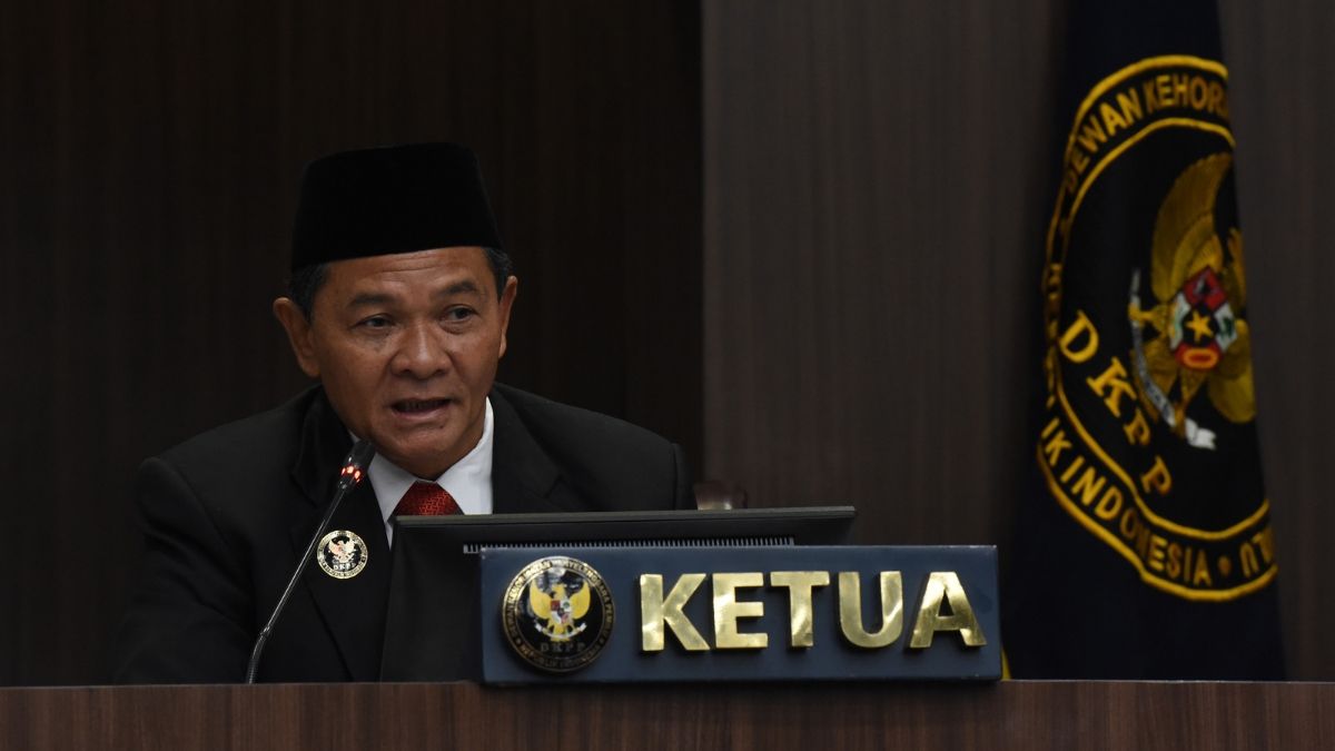 Ketua Dewan Kehormatan Penyelenggara Pemilu (DKPP) Heddy Lugito memimpin sidang pemeriksaan dugaan pelanggaran kode etik Ketua dan Komisioner KPU di Kantor DKPP, Jakarta, Rabu (28/2/2024).