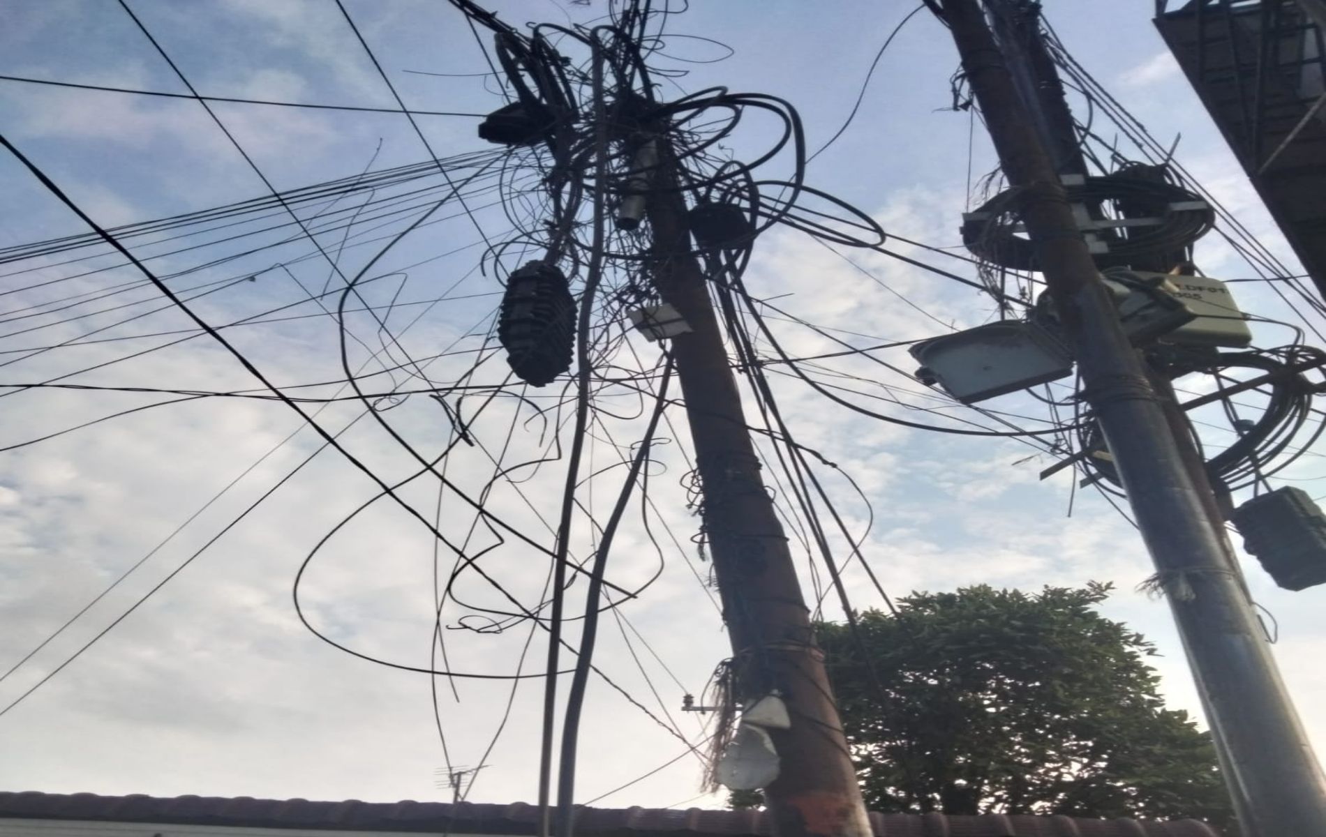 Kondisi kesemrawutan lilitan kabel yang berlokasi di sekitar simpang UNIMED, Medan.