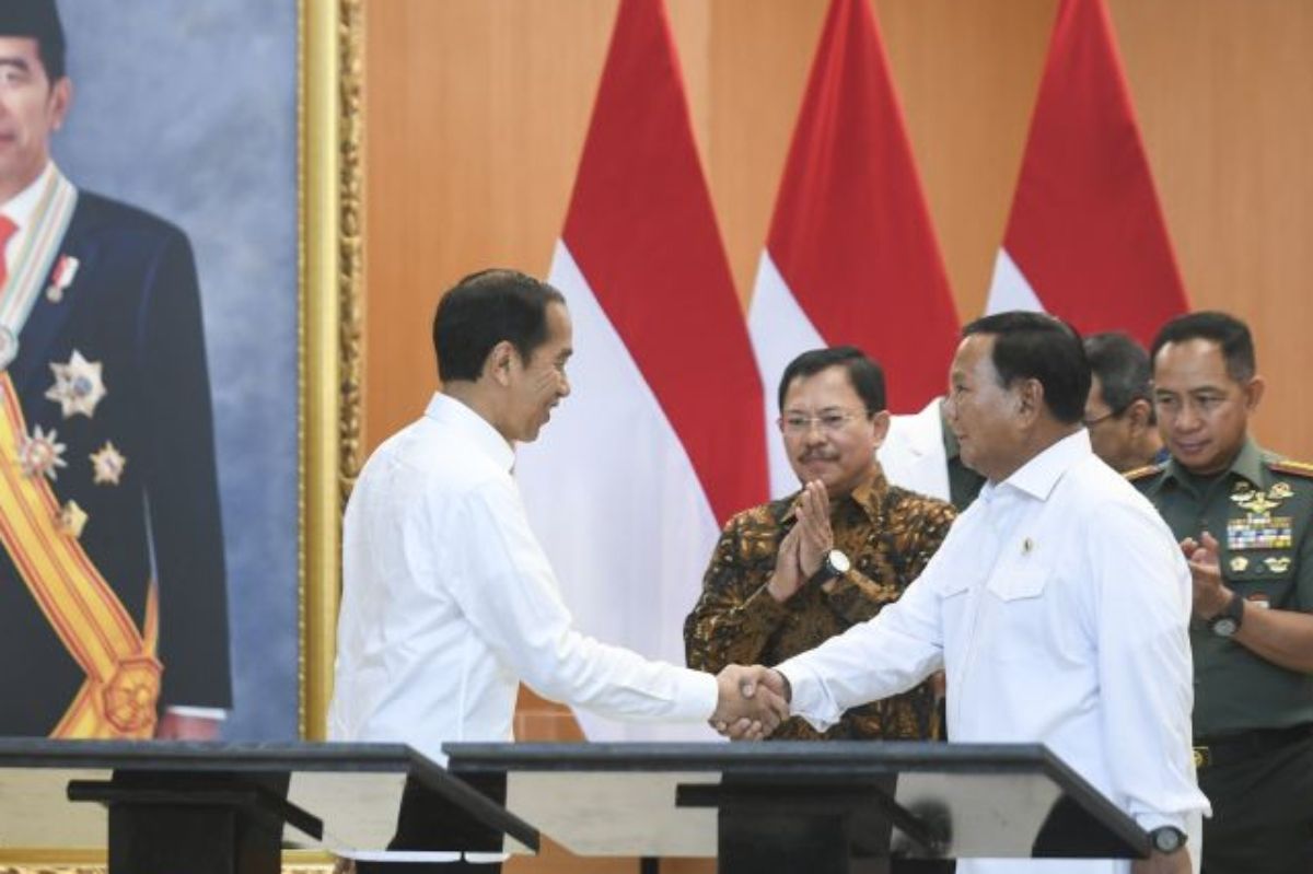 Presiden Joko Widodo (kiri) berjabat tangan dengan Menteri Pertahanan Prabowo Subianto (kanan) saat meresmikan Rumah Sakit Pusat Pertahanan Negara (RSPPN) Panglima Besar Soedirman di Jakarta, Senin (19/2/2024). 