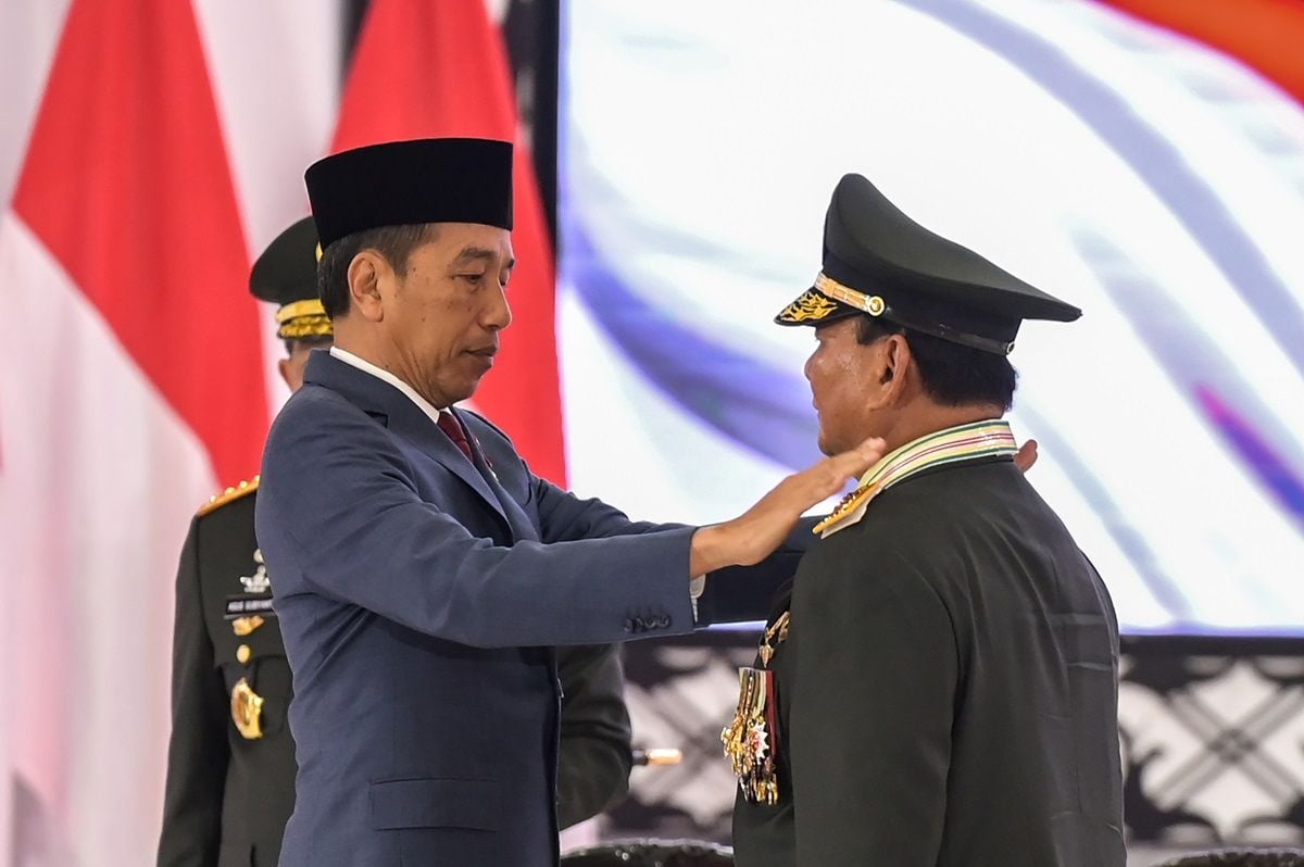 Presiden Joko Widodo (kiri) menyematkan pangkat Jenderal TNI Kehormatan kepada Menteri Pertahanan Prabowo Subianto (kanan) dalam Rapat Pimpinan (Rapim) TNI dan Polri Tahun 2024 di Mabes TNI, Jakarta, Rabu, 28 Februari 2024.