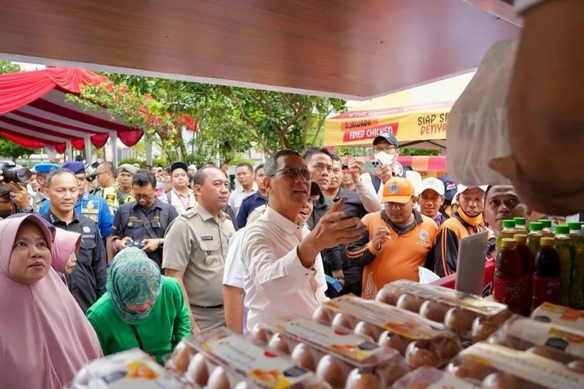 Penjabat (Pj) Gubernur DKI Jakarta Heru Budi Hartono meninjau kegiatan pasar sembako murah di wilayah Jakarta Barat.