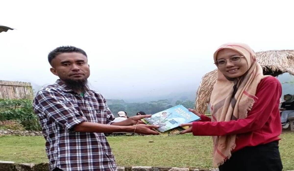 Ketua Dana Mitra Tani Bulukumba, Sri Puswandi, menyerahkan bantuan buku bacaan kepada pengelola Taman Baca Tanjung, Indah/WartaBulukumba.Com