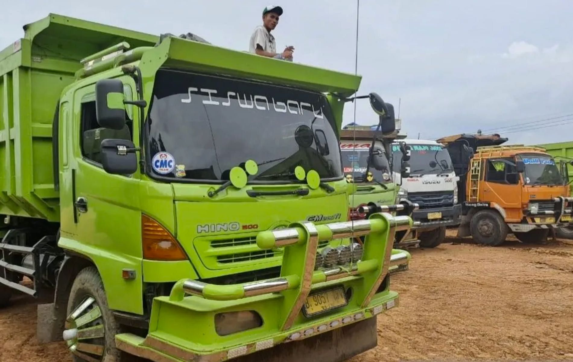 Kantung parkir truk tambang di Desa Ciomas, Kecamatan Tenjo, Kabupaten Bogor, Jawa Barat.