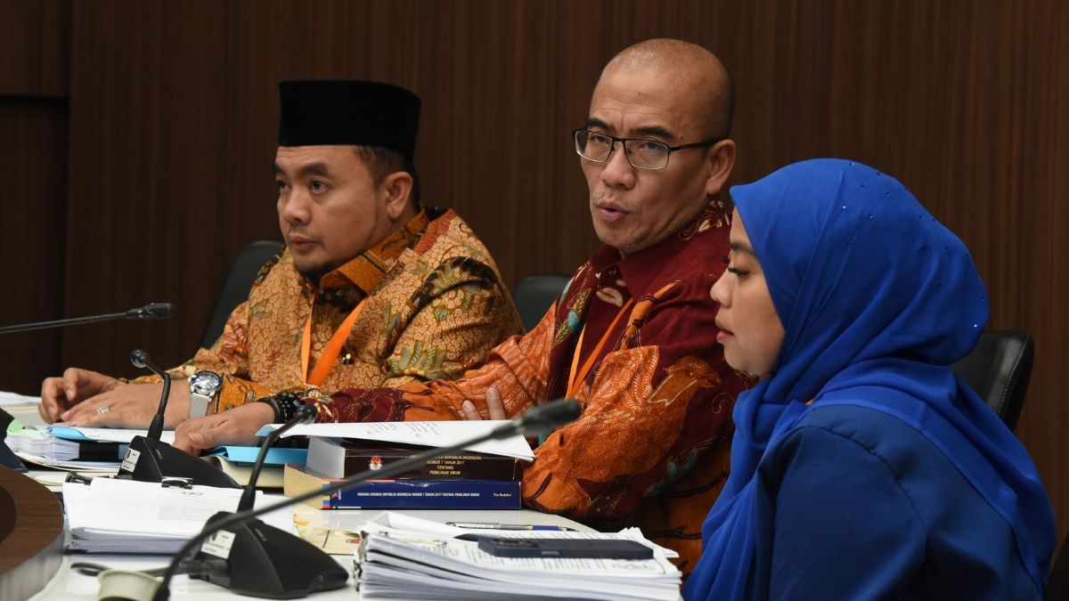 Ketua KPU Hasyim Asy'ari (tengah) bersama Komisioner Mochammad Afifuddin (kiri) dan Betty Epsilon Idroos (kanan) menjalani sidang pemeriksaan dugaan pelanggaran kode etik penyelenggara Pemilu di Kantor DKPP, Jakarta, Rabu (28/2/2024).