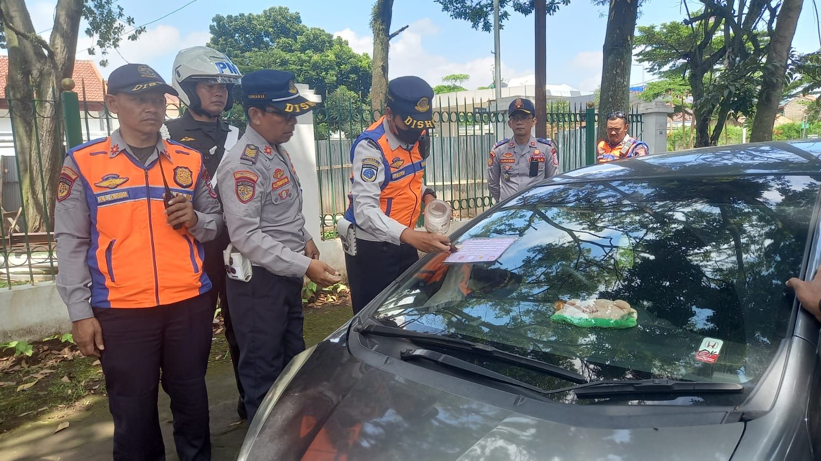 Petugas gabungan menertibkan parkir liar di sejumlah zona terlarang di Kota Cimahi, Selasa 27 Februari 2024.