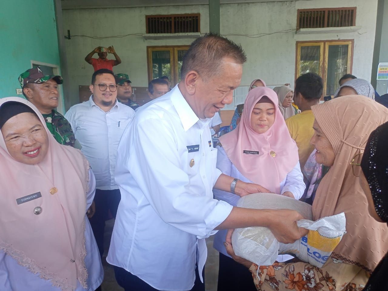 Bupati Pessel Rusma Yul Anwar saat Memberikan Bantuan Pangan kepada masyarakat Nagari Damar Salapan, Kecamatan Air Pura / marawatalk / Indra Yen Putra /