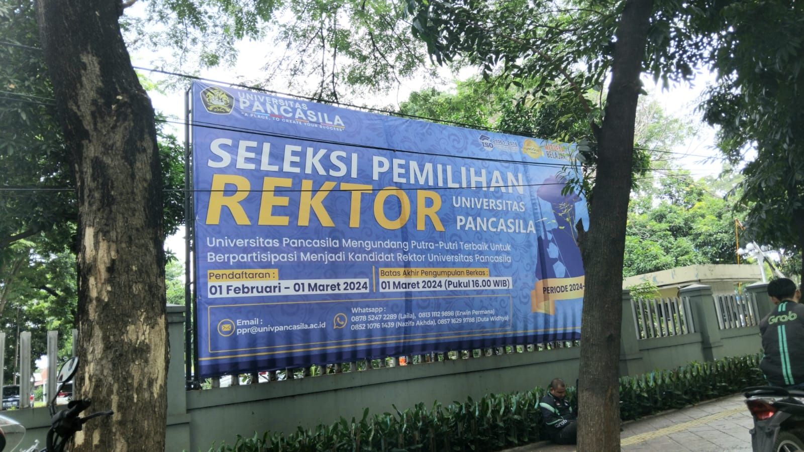 Spanduk pemilihan rektor baru Universitas Pancasila (2024-2028), di Jalan Lenteng Agung Raya, Jagakarta, Jakarta Selatan.