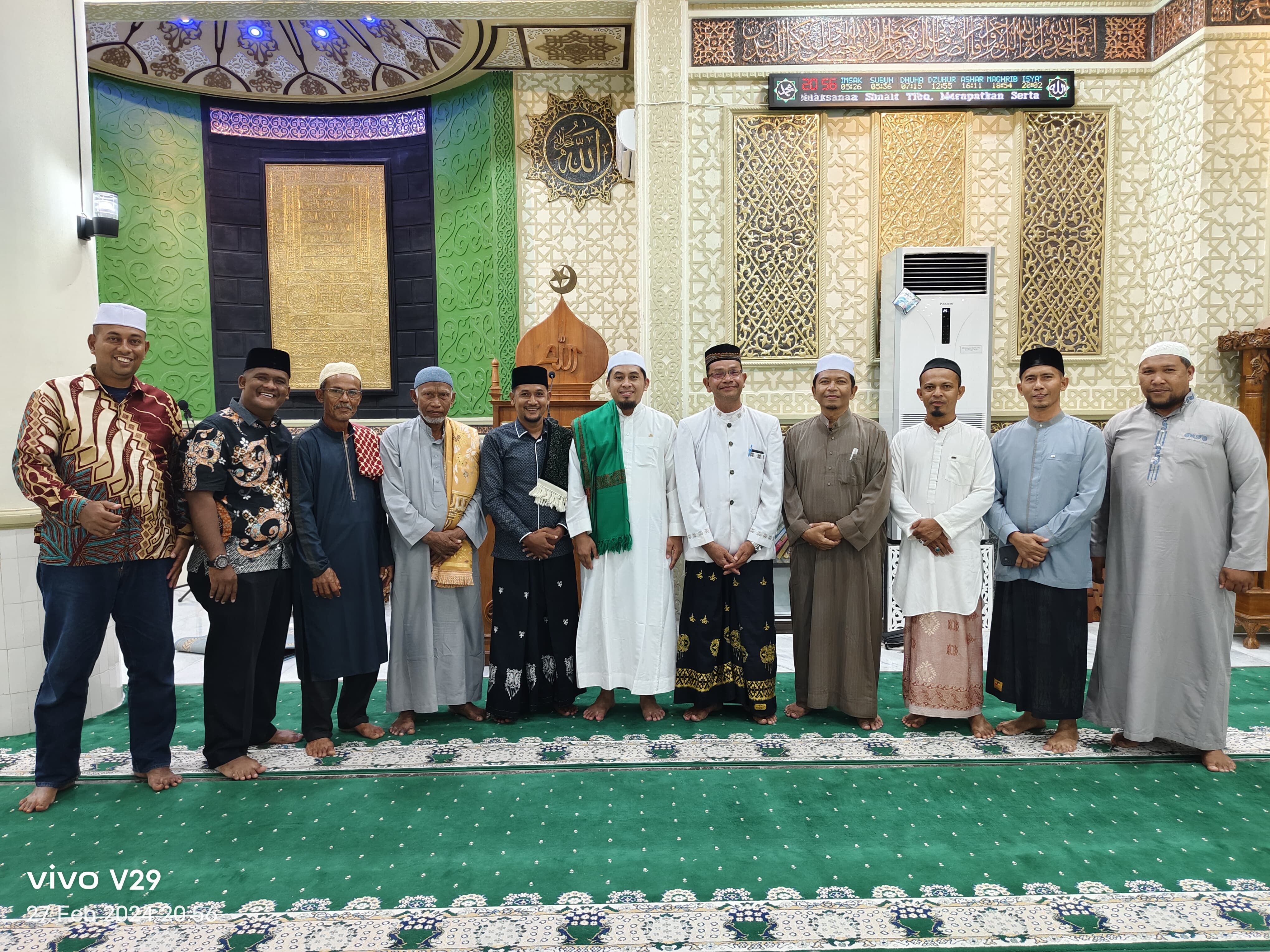 Pengurus BKM Babul Maghfirah melakukan foto bersama Habib Achmad Gozali Assegaf usai memberikan tausiyah di Masjid Babul Maghfirah Gampong Tanjong Seulamat