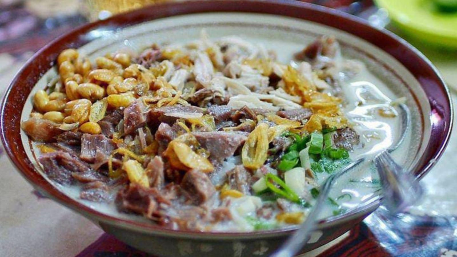Sajian Soto Ayam Pataruman 23, salah satu tempat wisata kuliner hits yang bisa kamu coba saat berada di Tasikmalaya