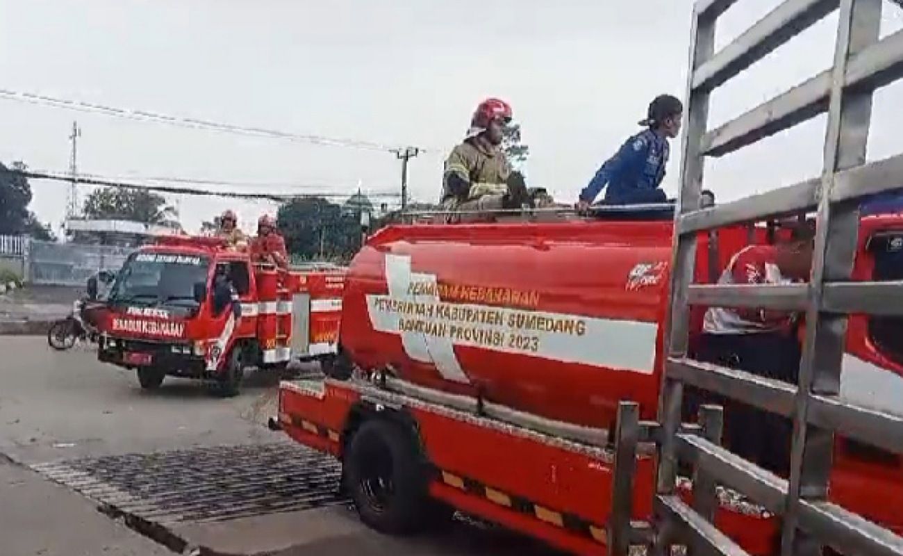 5 Unit Pemadam Kebakaran dan Water Canon berusaha menjinakkan api yang membakar gedung pabrik PT Kahatex bagian Finishing 