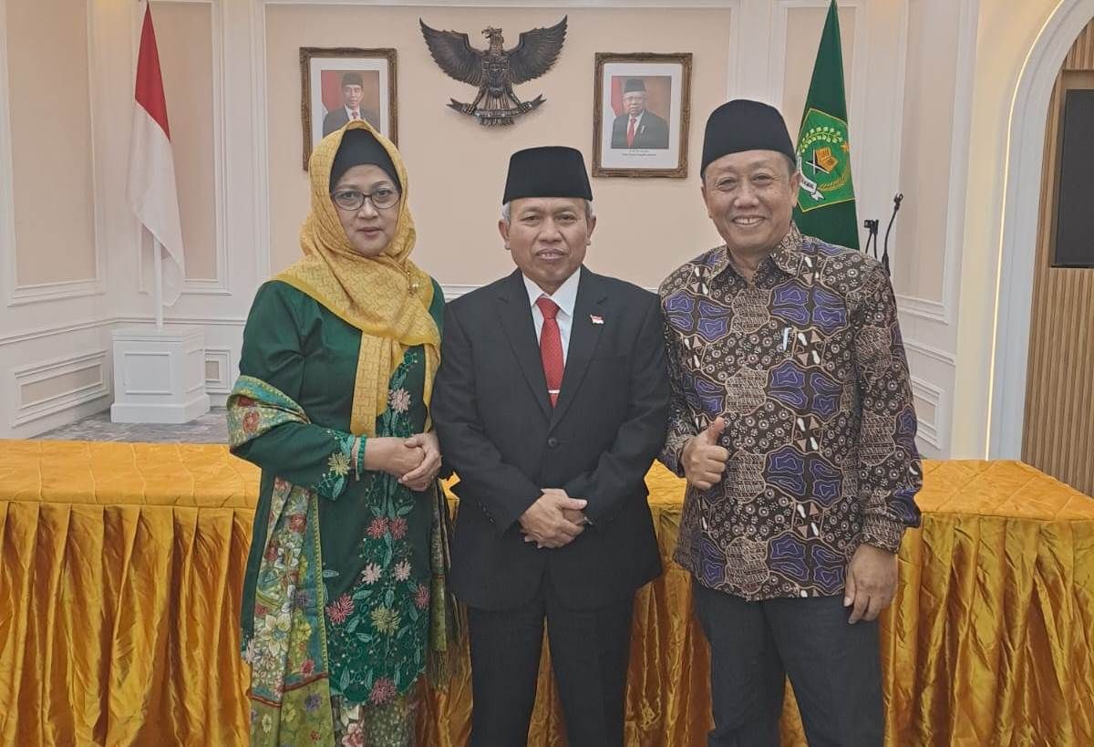 Prof Nizar dan istri foto bersama Prof Nur Khoirin sekretaris Senat UIN Walisongo Semarang usai dilantik sebagai rektor UIN Walisongo 2024 2028