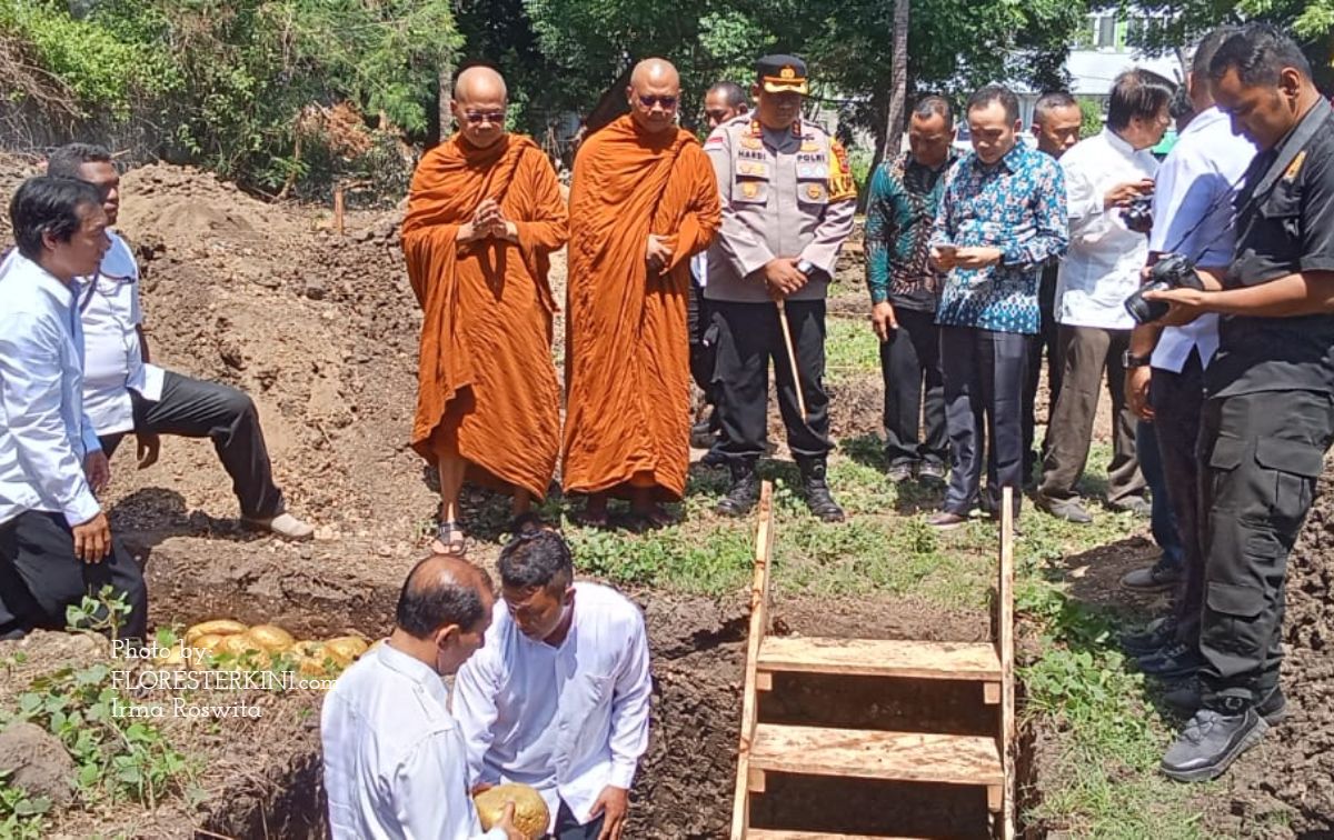 Penjabat Bupati Sikka Alfin Parera saat melakukan peletakan batu pertama pembangunan Vihara Dhamma Manggala di Maumere, Rabu (28/02/2024).//