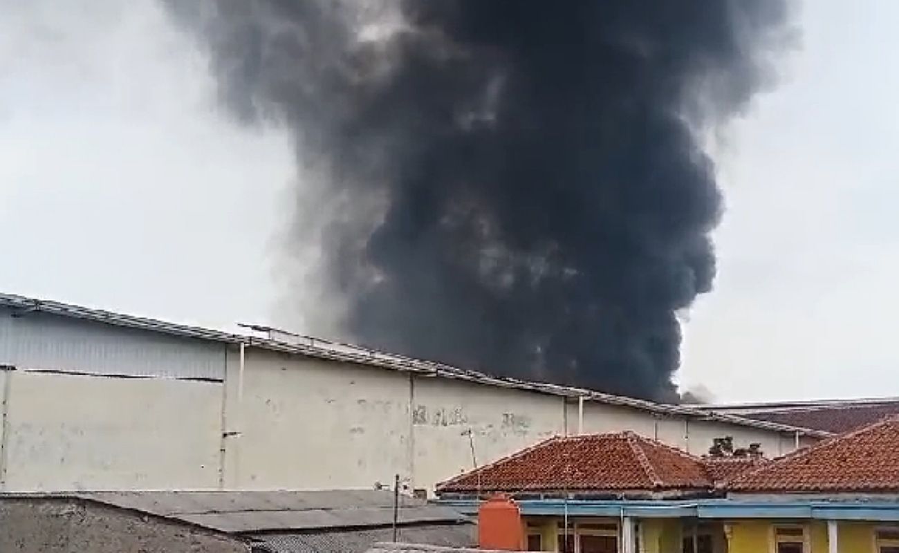 Kebakaran salah satu bagian pabrik PT Kahatex Cipacing Jatinangor, membuat warga sekitar lokasi panik dan berhamburan keluar rumah pada Kamis 29 Februari 2024