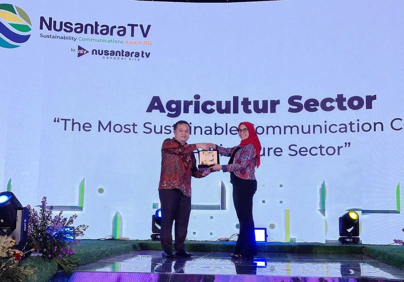 Fenny A Sofyan, VP Communication and Public Affairs, Astra Agro saat menerima penghargaan Nusantara TV Sustainability Communication Award 2024. Sumber: Astra Agro