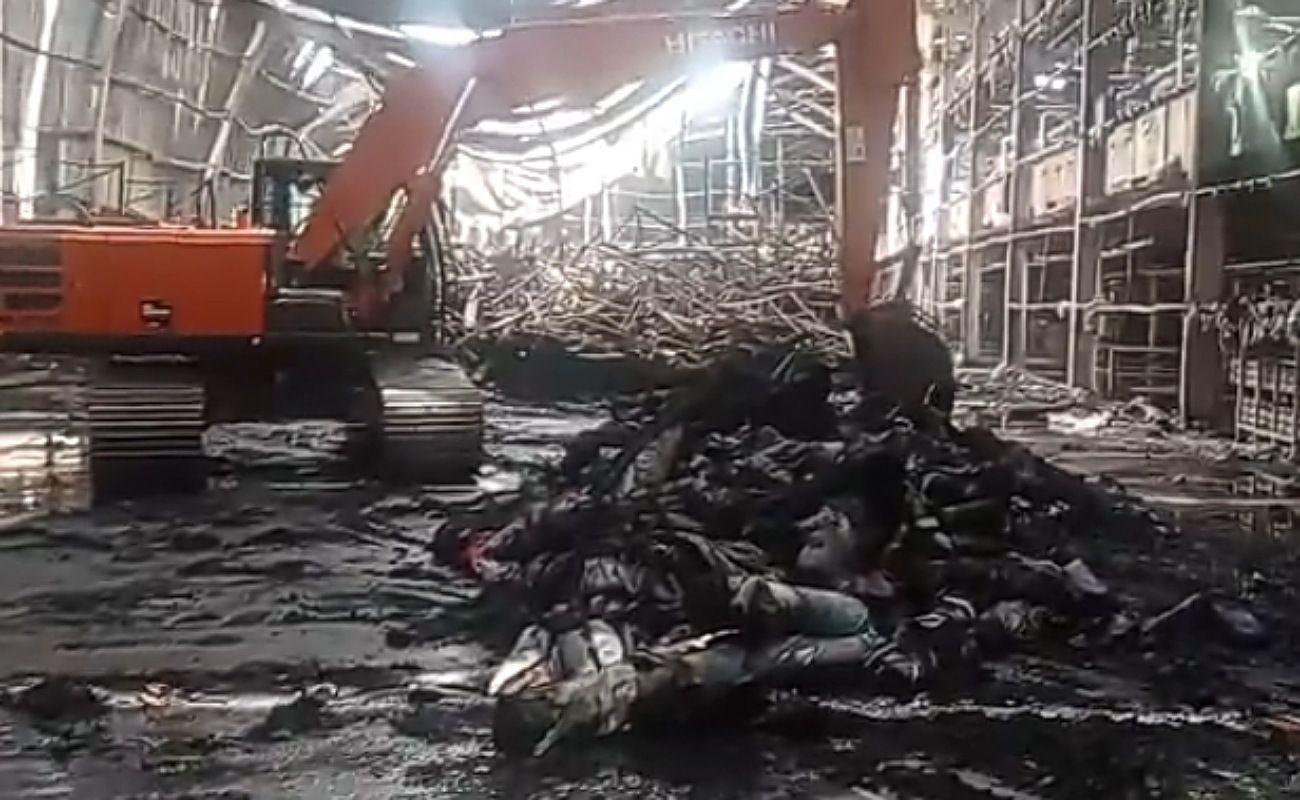 Dengan menggunakan eksavator, puing-puing material yang terbakar di PT Kahatex dibersihkan, kerugian akibat kebakaran ditaksir mencapai puluhan miliar rupiah