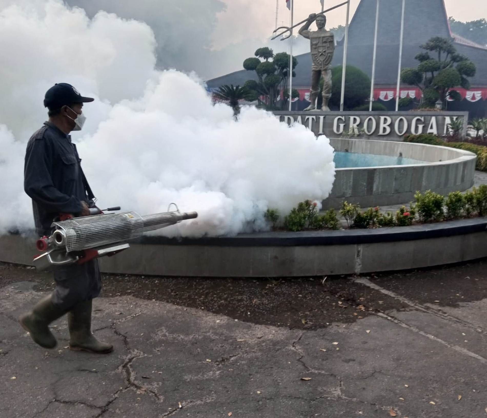 Petugas melakukan penyemprotan atau fogging di sekitar Pendopo Kabupaten Grobogan, Jumat 1 Maret 2024.